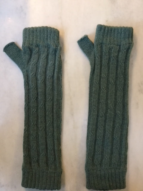 SCA 4-ply cable knit cashmere wristwarmers